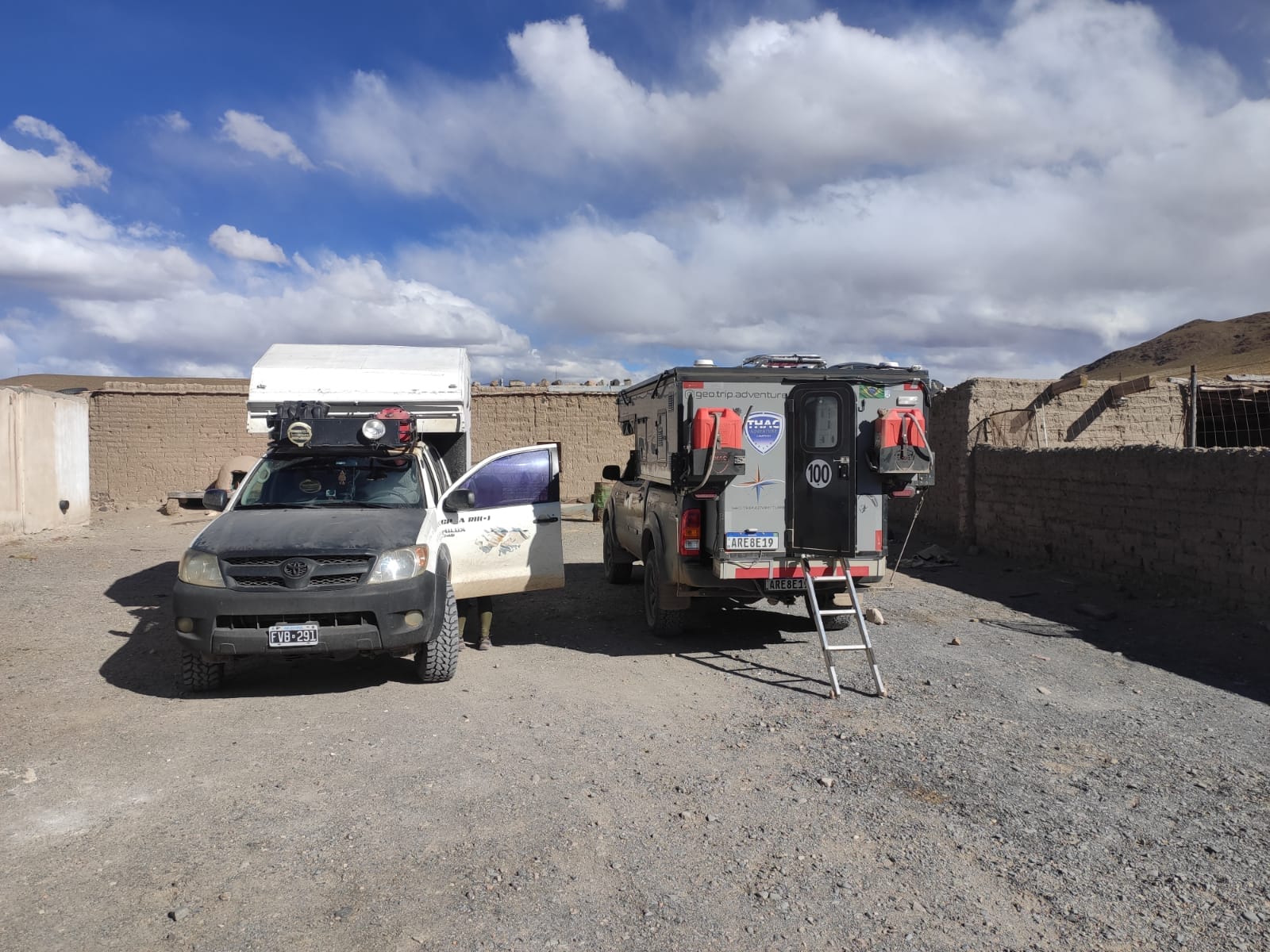 Dois veículos 4x4 em uma parada de viagem
